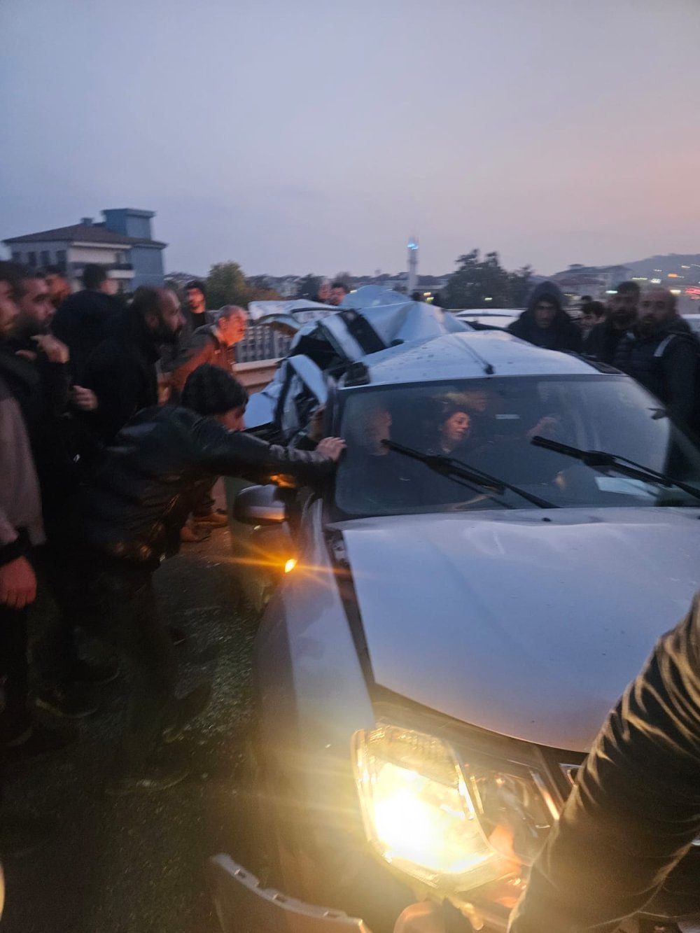 Yalova'da zincirleme kaza: 4 otomobil ve 1 miniboüs birbirine girdi: 4 yaralı