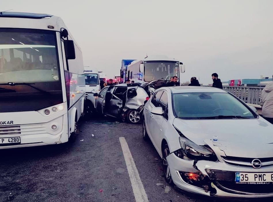 Yalova'da zincirleme kaza: 4 otomobil ve 1 miniboüs birbirine girdi: 4 yaralı