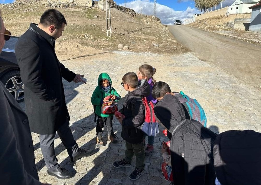 Diyadin köy yolları çamurdan kurtuluyor