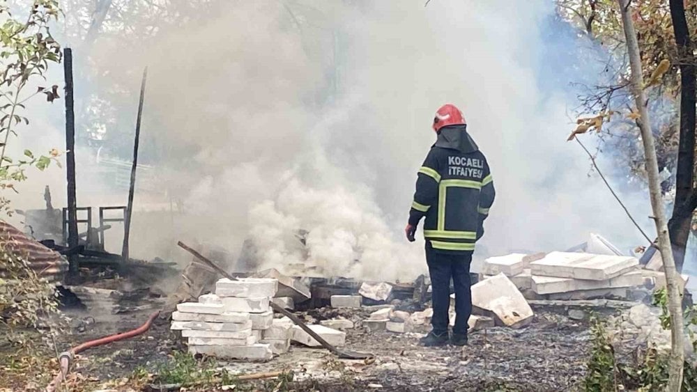 Kocaeli'de baraka alev alev yandı! Yangın kısa sürede büyüdü