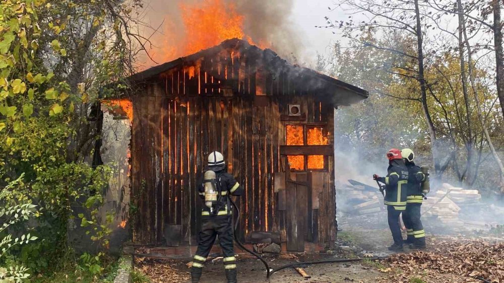 Kocaeli'de baraka alev alev yandı! Yangın kısa sürede büyüdü