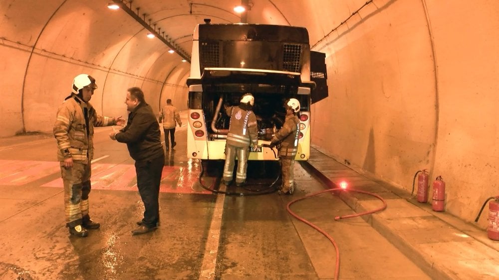 SON DAKİKA: İstanbul Bomonti Tüneli’nde otobüs yangını: Ulaşıma kapatıldı