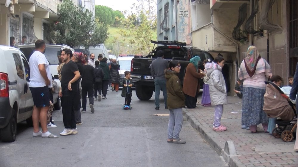 Yola çıkan çocuğa çarpmamak için direksiyonu kırdı