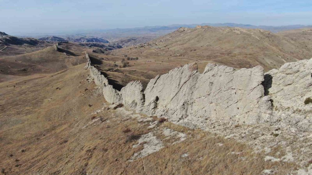 Sivas’ta keşfedilmeyi bekliyor: Dinozor sırtını andırıyor