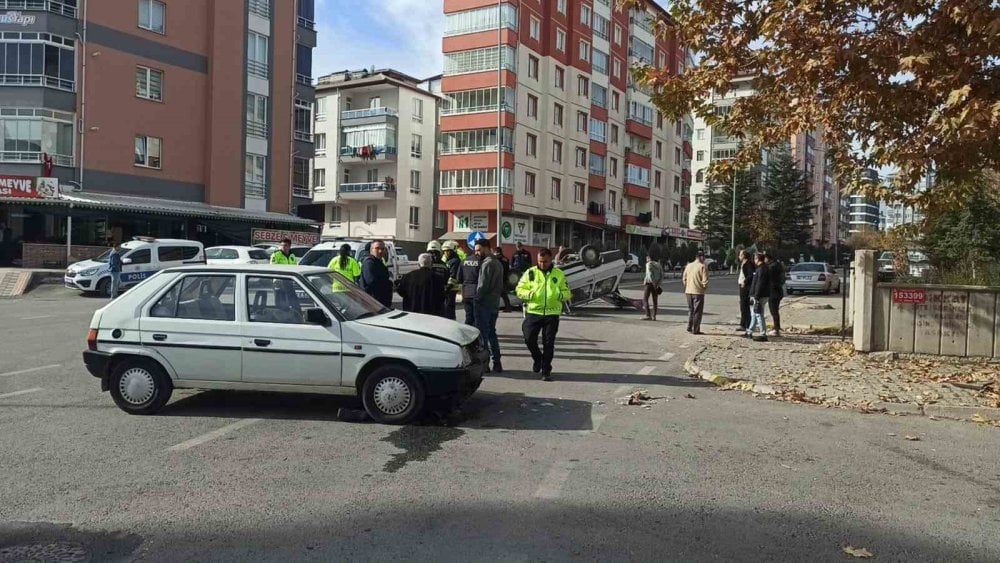 Takla atan otomobildeki dede ve torun yaralandı