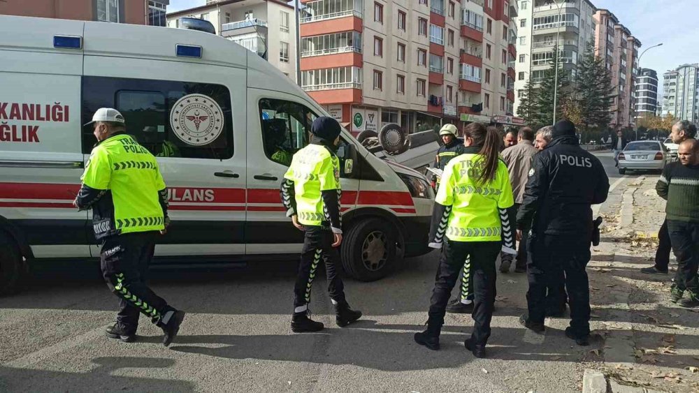 Takla atan otomobildeki dede ve torun yaralandı