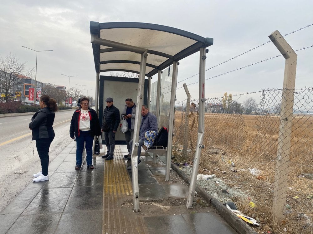 Ankara'da otomobil, otobüs durağına çarptı: 3 kişi yaralandı