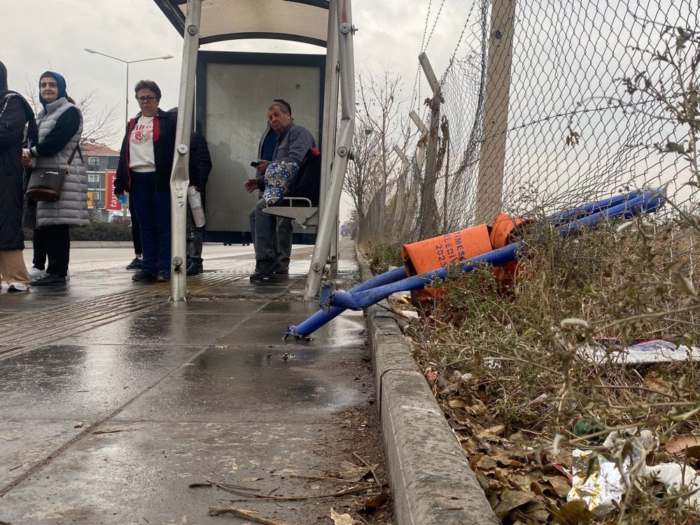 Ankara'da otomobil, otobüs durağına çarptı: 3 kişi yaralandı