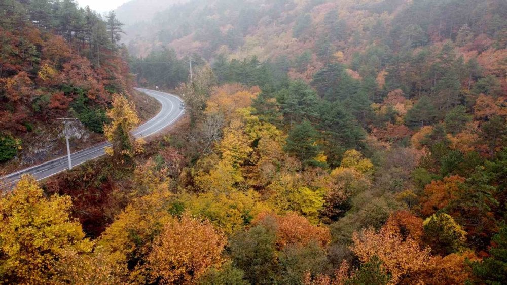 Kazdağları’nın sisler içindeki güz renkleri görenleri büyüledi