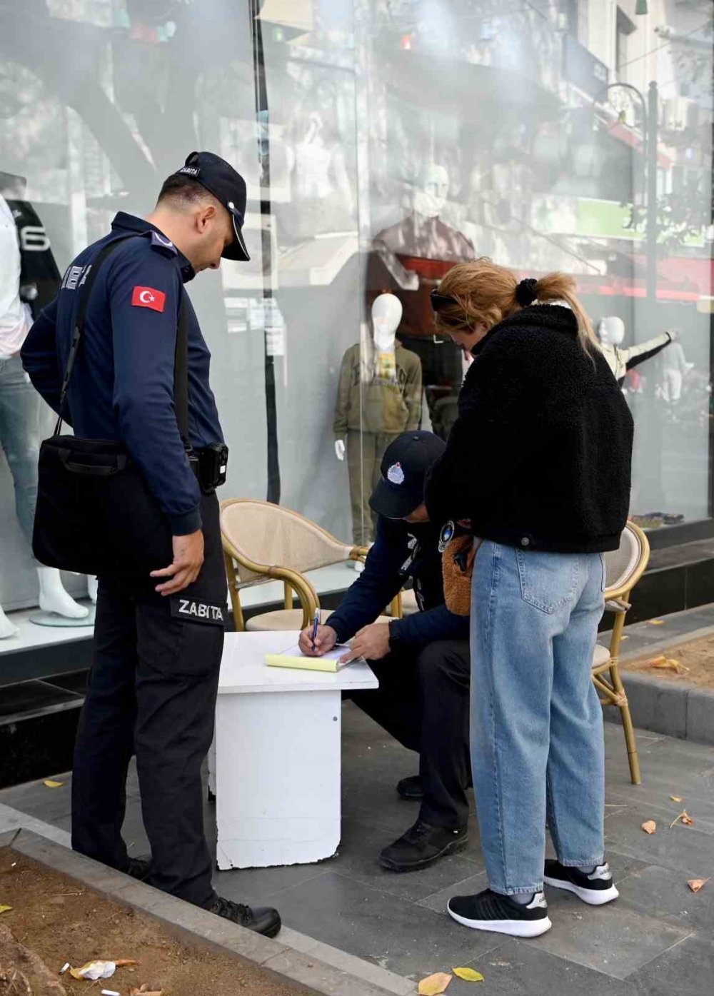 Yere çöp ve izmarit atanlara ceza yağıyor