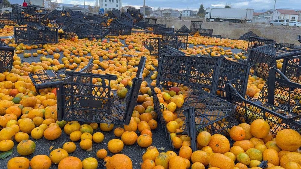 10 ton mandalina kara yolunu ulaşıma kapattı