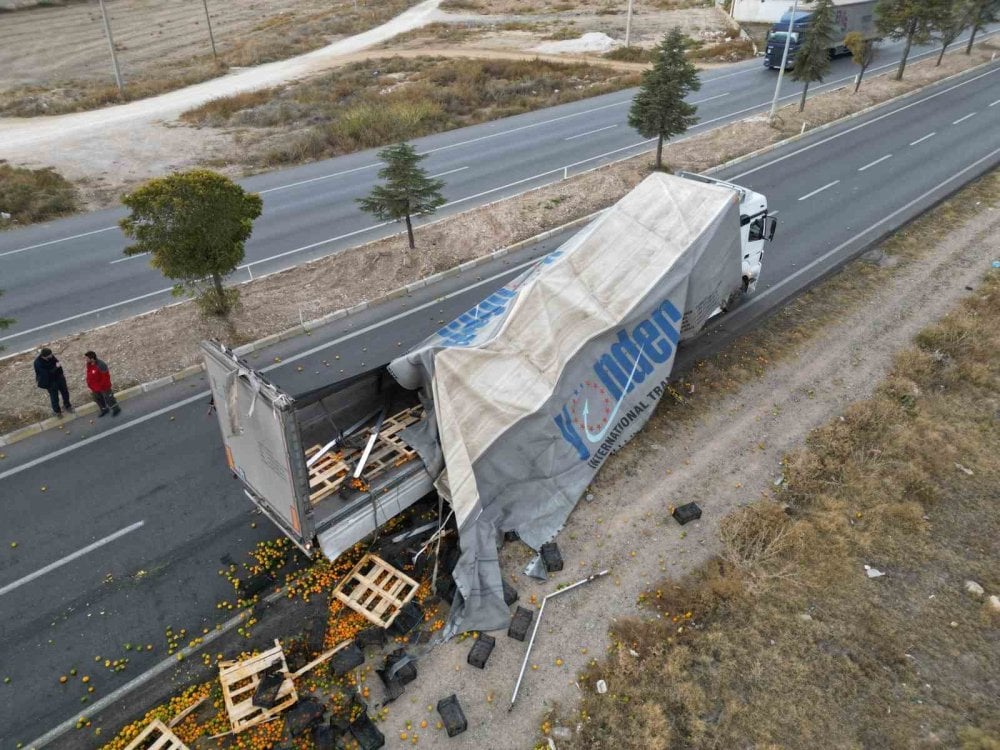 10 ton mandalina kara yolunu ulaşıma kapattı