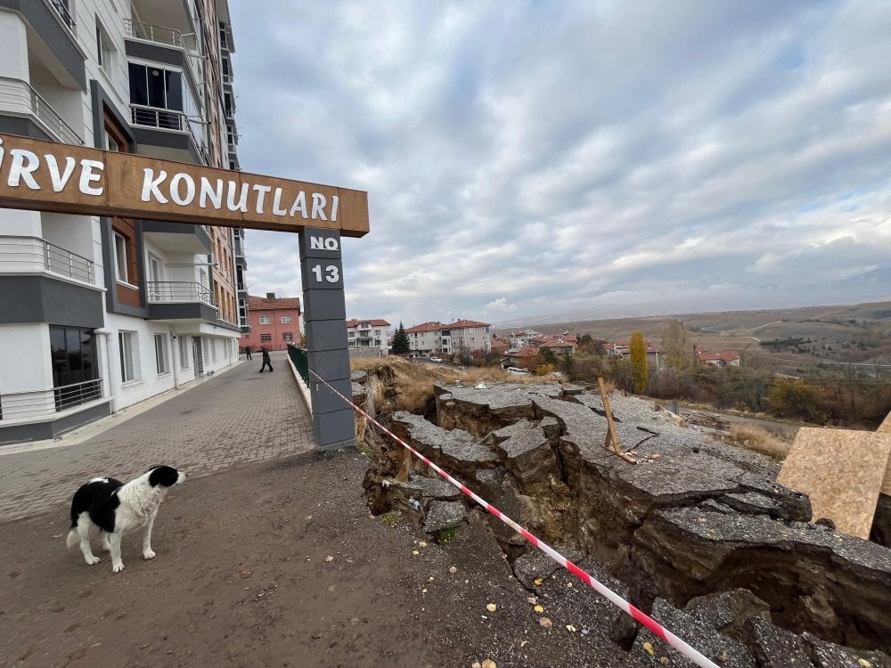 Ankara'da toprak kayması; Bir bina tahliye edildi