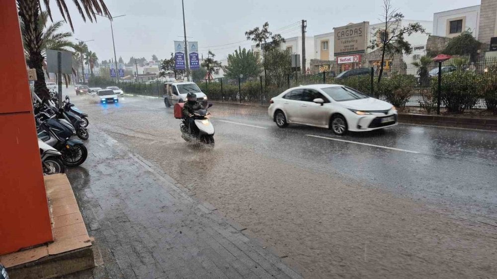 Bodrum’da sağanak yağış etkili oldu