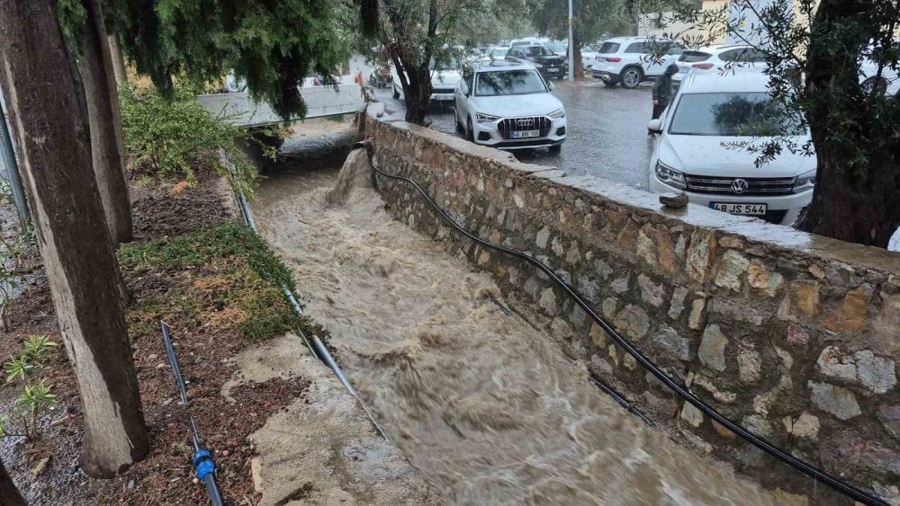 Bodrum’da sağanak yağış etkili oldu