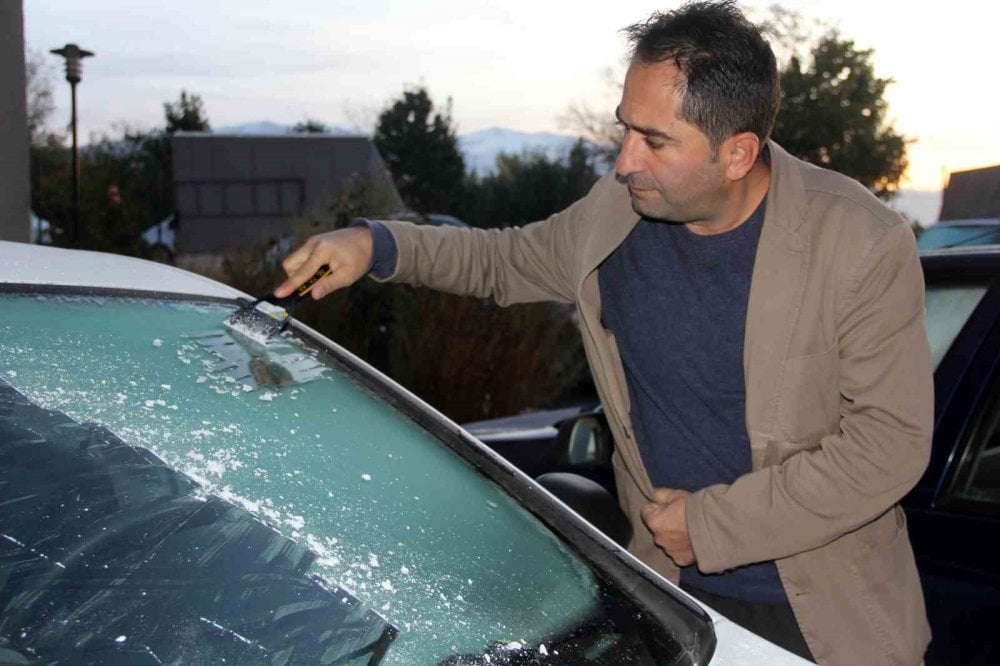 Buzlanan camı zarar vermeden çözmenin yolu