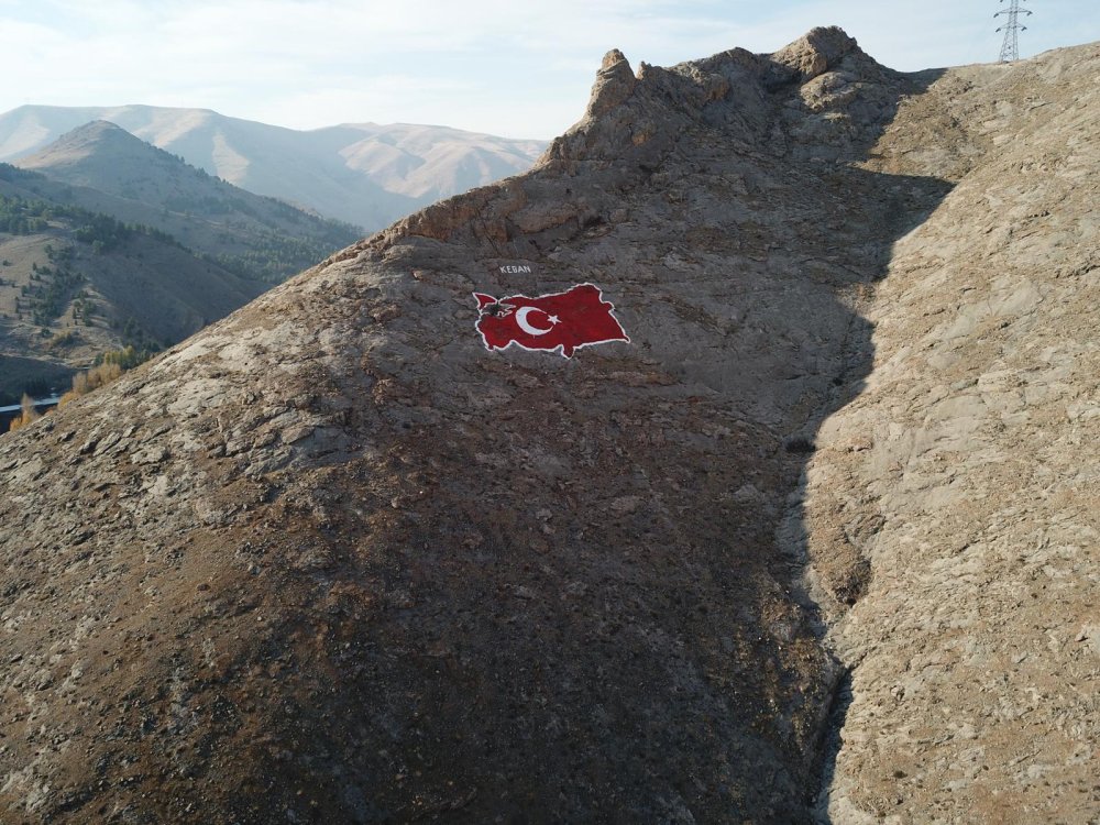 Elazığ’daki 400 metrekarelik kaya haritasını gönüllüler yeniledi