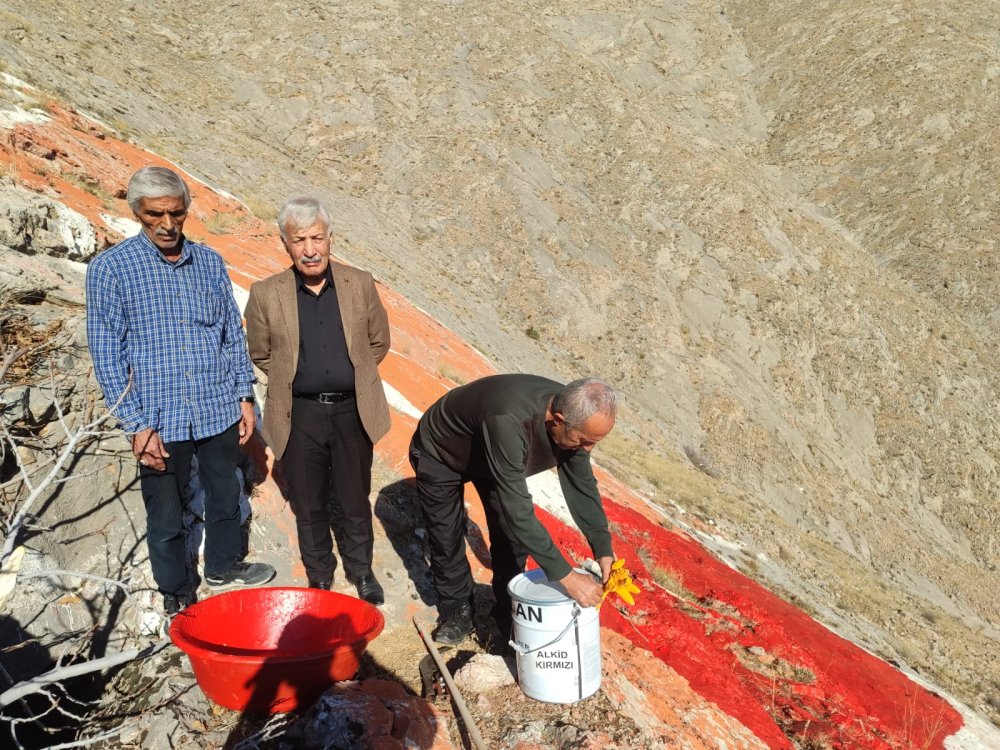 Elazığ’daki 400 metrekarelik kaya haritasını gönüllüler yeniledi