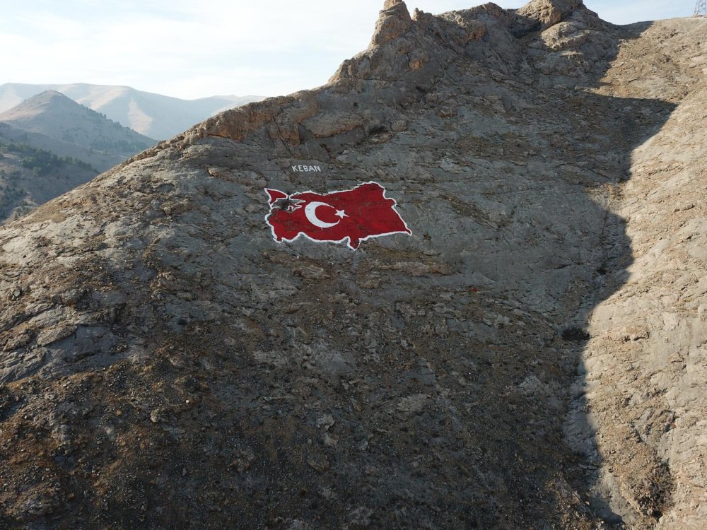 Elazığ’daki 400 metrekarelik kaya haritasını gönüllüler yeniledi