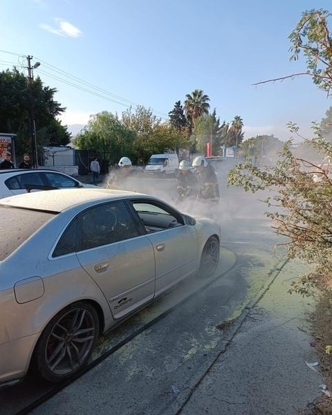 Hatay'da motor kısmı alevlere teslim olan araçta hasar oluştu