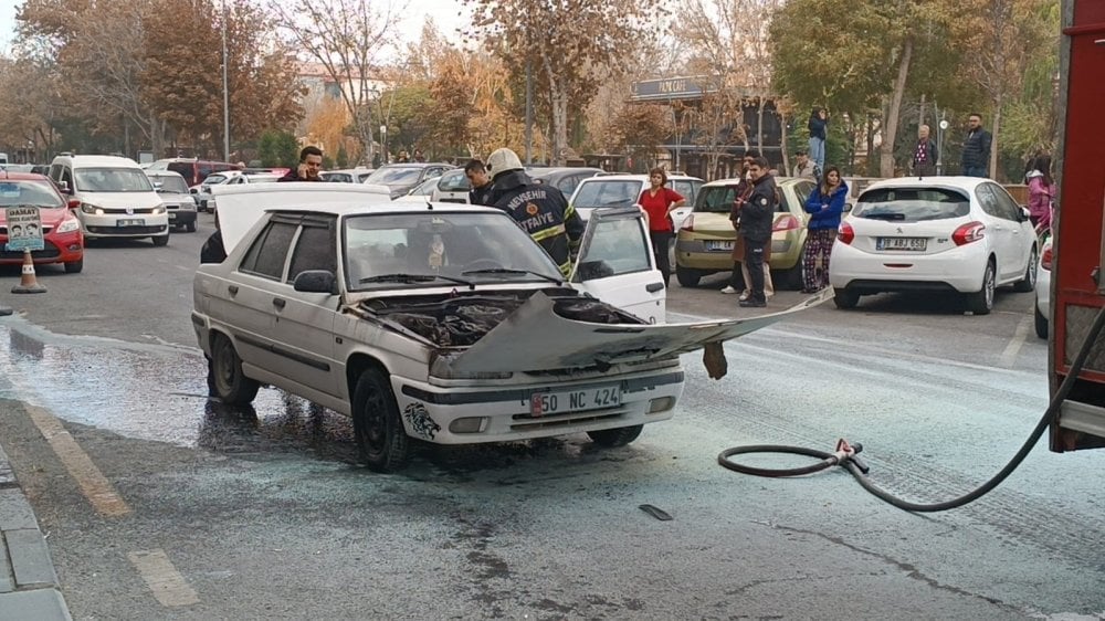 Nevşehir'de park halindeki otomobil alevlere teslim oldu