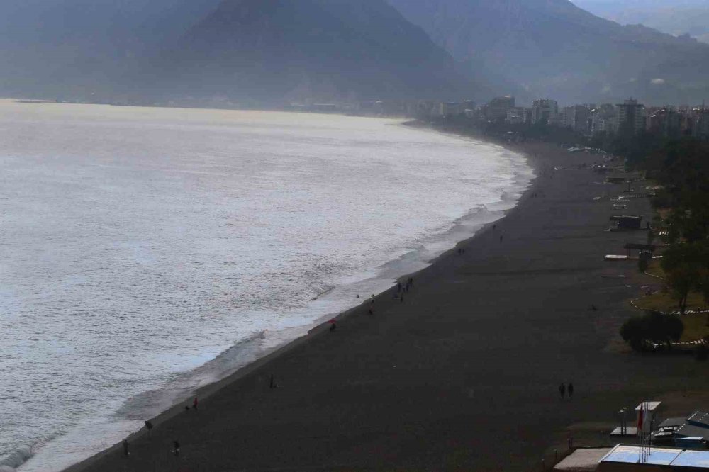 Antalya'da 4 saatte 3 mevsimi yaşadı: Kar, yağmur, güneş