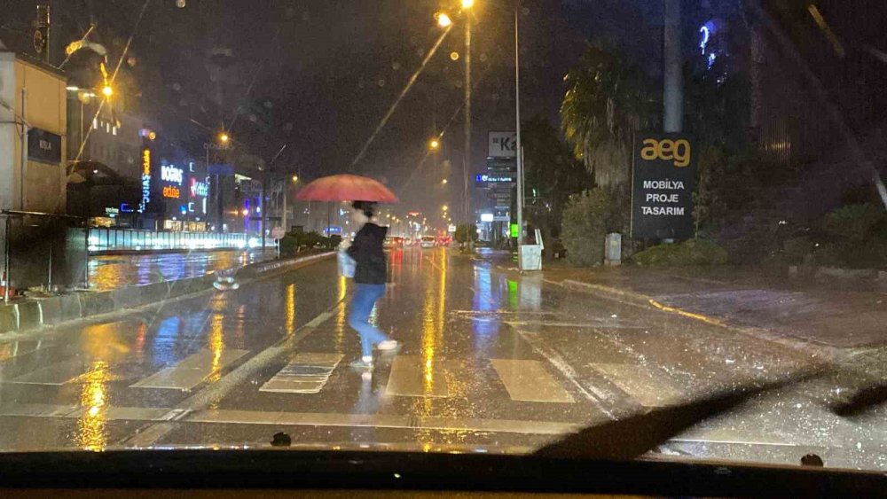 Antalya’da aniden bastıran sağanak vatandaşları zor durumda bıraktı