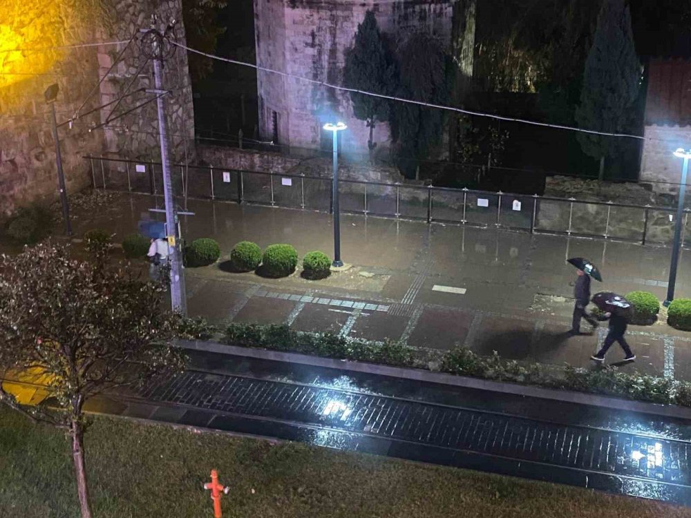 Antalya’da aniden bastıran sağanak vatandaşları zor durumda bıraktı