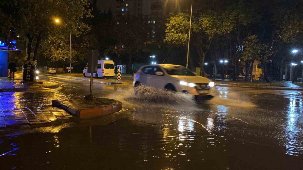 Antalya’da aniden bastıran sağanak vatandaşları zor durumda bıraktı