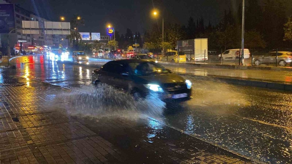 Antalya’da aniden bastıran sağanak vatandaşları zor durumda bıraktı