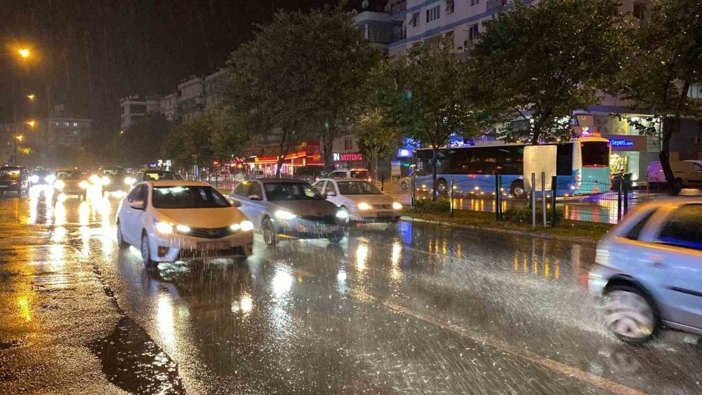 Antalya’da aniden bastıran sağanak vatandaşları zor durumda bıraktı