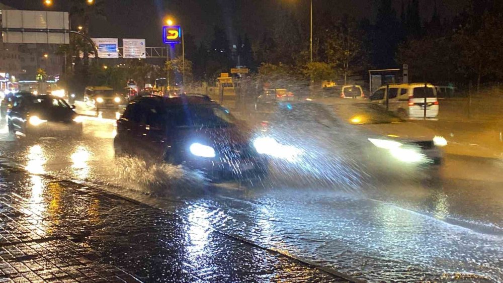 Antalya’da aniden bastıran sağanak vatandaşları zor durumda bıraktı