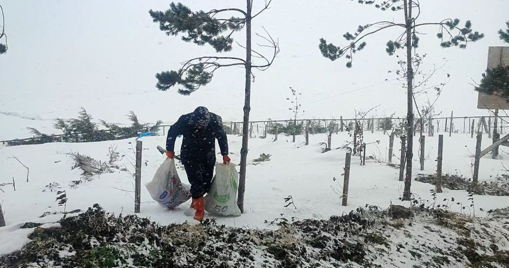 Bayburt'da kamyonet yolda kaldı, iş makinesiyle kurtarıldı