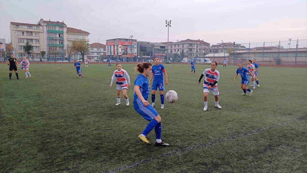 Kadın futbolcular İsrail ve insanlığa çağrı yaptılar