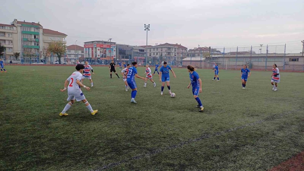 Kadın futbolcular İsrail ve insanlığa çağrı yaptılar