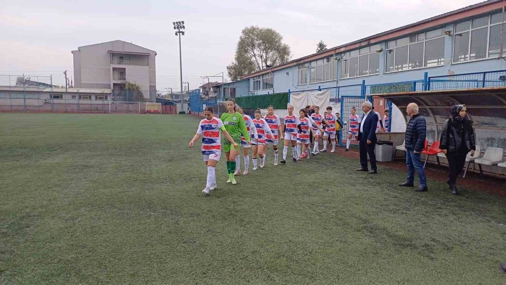 Kadın futbolcular İsrail ve insanlığa çağrı yaptılar