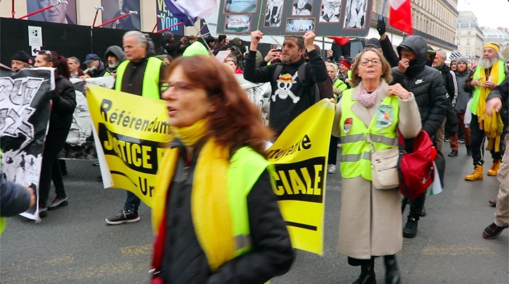 "Macron istifa" sloganları Paris'i inletti