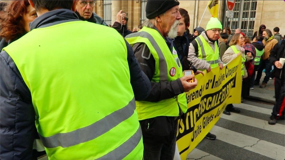 "Macron istifa" sloganları Paris'i inletti