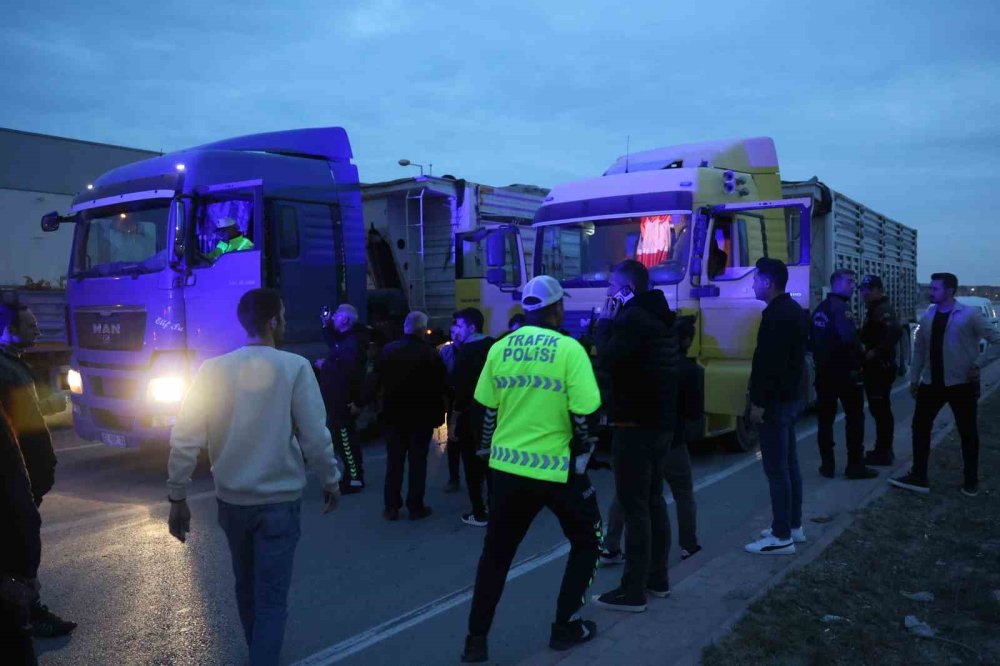 Tehlikeli hareket yaparak giden tırlar, polisten 30 kilometre kaçtı