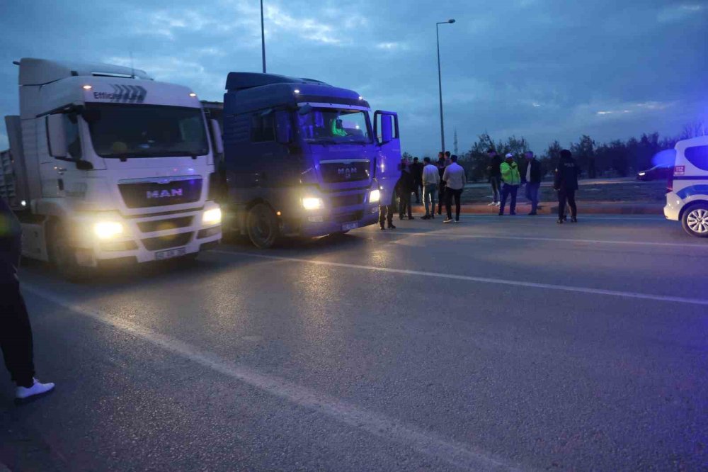 Tehlikeli hareket yaparak giden tırlar, polisten 30 kilometre kaçtı