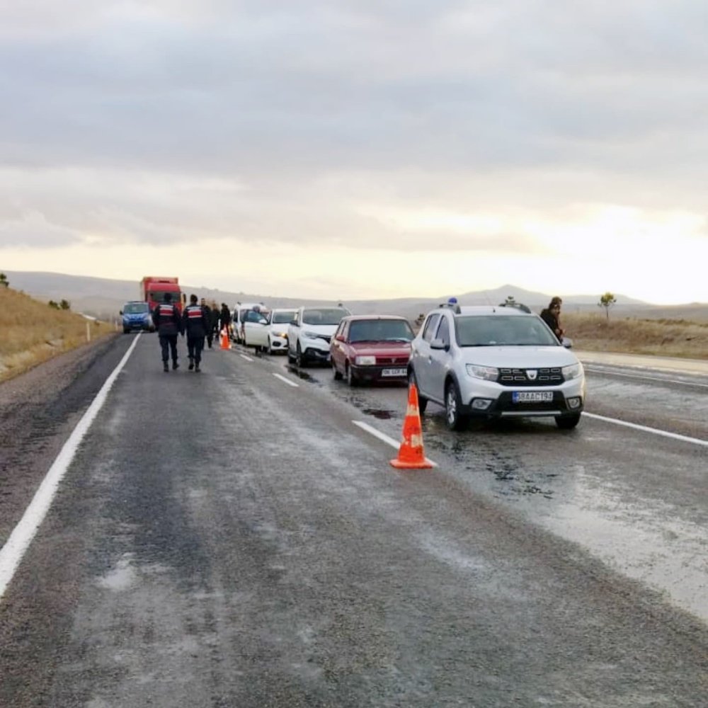 Yolu boydan boya kapladı: Trafik kapandı