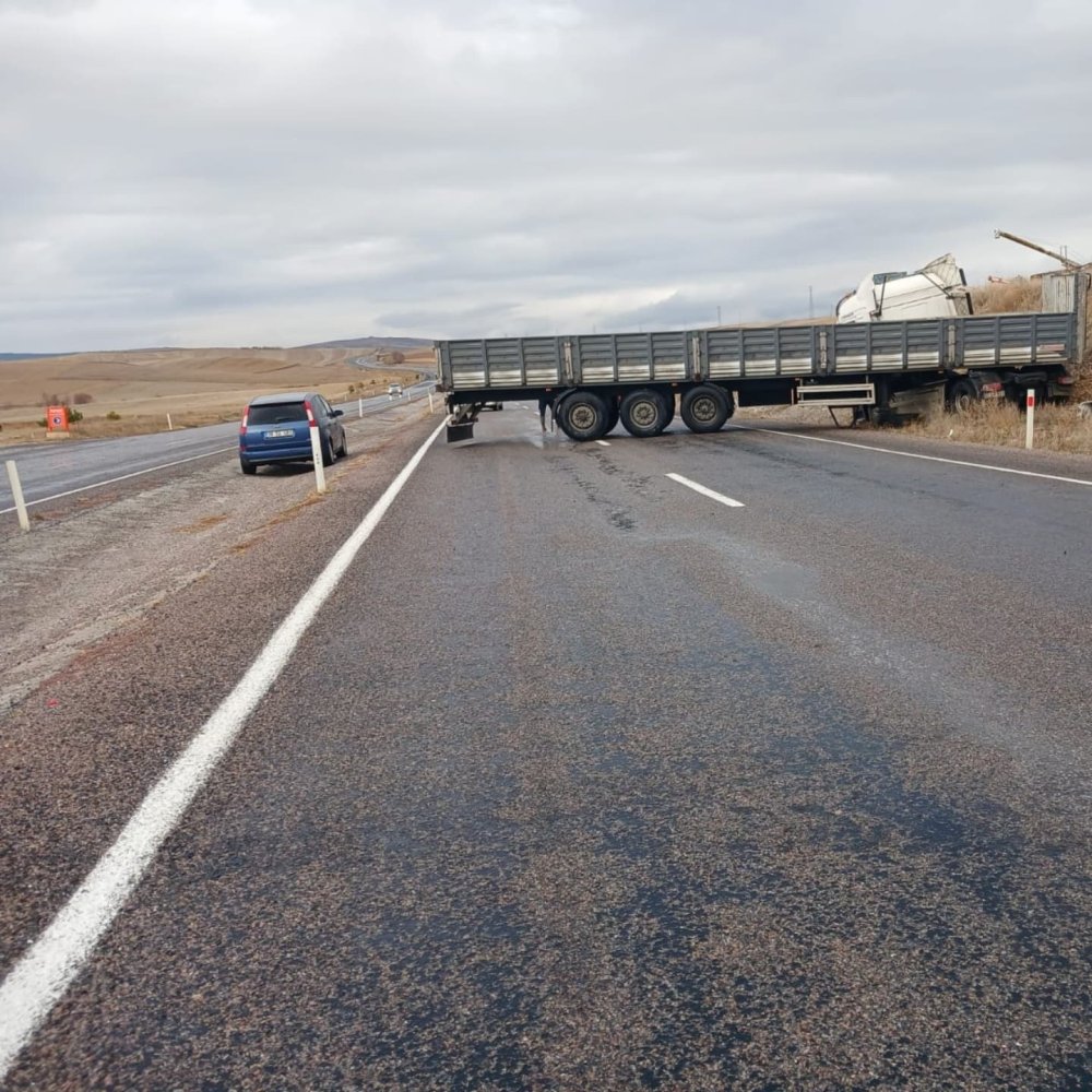 Yolu boydan boya kapladı: Trafik kapandı