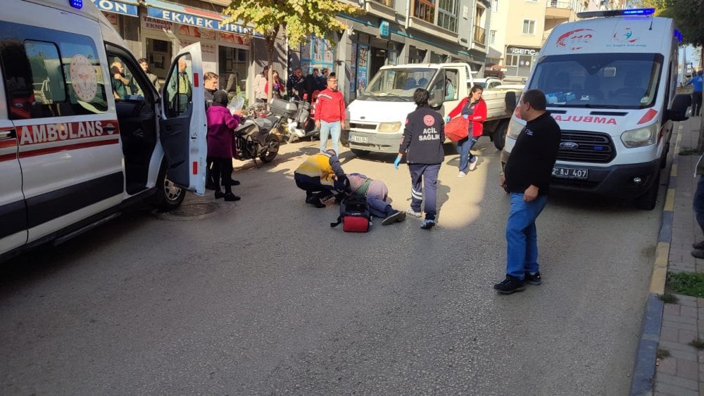 14 yaşındaki motosikletli sürücü yolda yürüyen yaşlı kadına çarptı