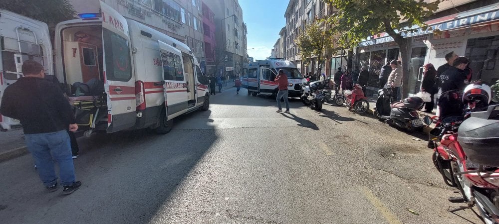 14 yaşındaki motosikletli sürücü yolda yürüyen yaşlı kadına çarptı