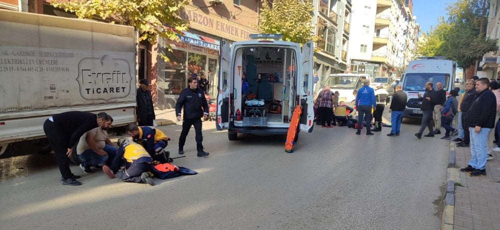 14 yaşındaki motosikletli sürücü yolda yürüyen yaşlı kadına çarptı