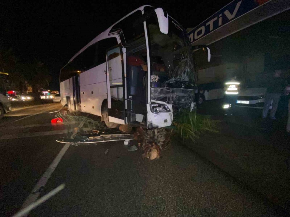 Antalya’da feci kaza: Tur otobüsü ile otomobil çarpıştı: 1 ölü