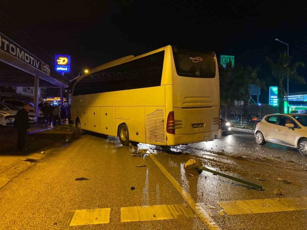 Antalya’da feci kaza: Tur otobüsü ile otomobil çarpıştı: 1 ölü