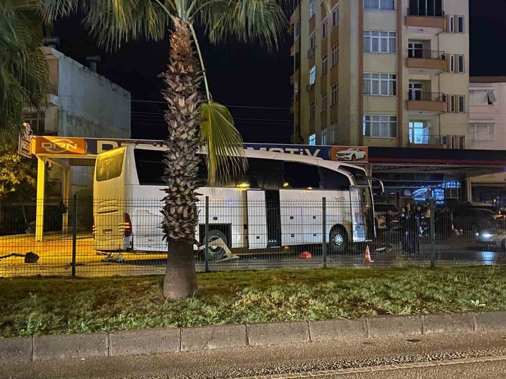 Antalya’da feci kaza: Tur otobüsü ile otomobil çarpıştı: 1 ölü