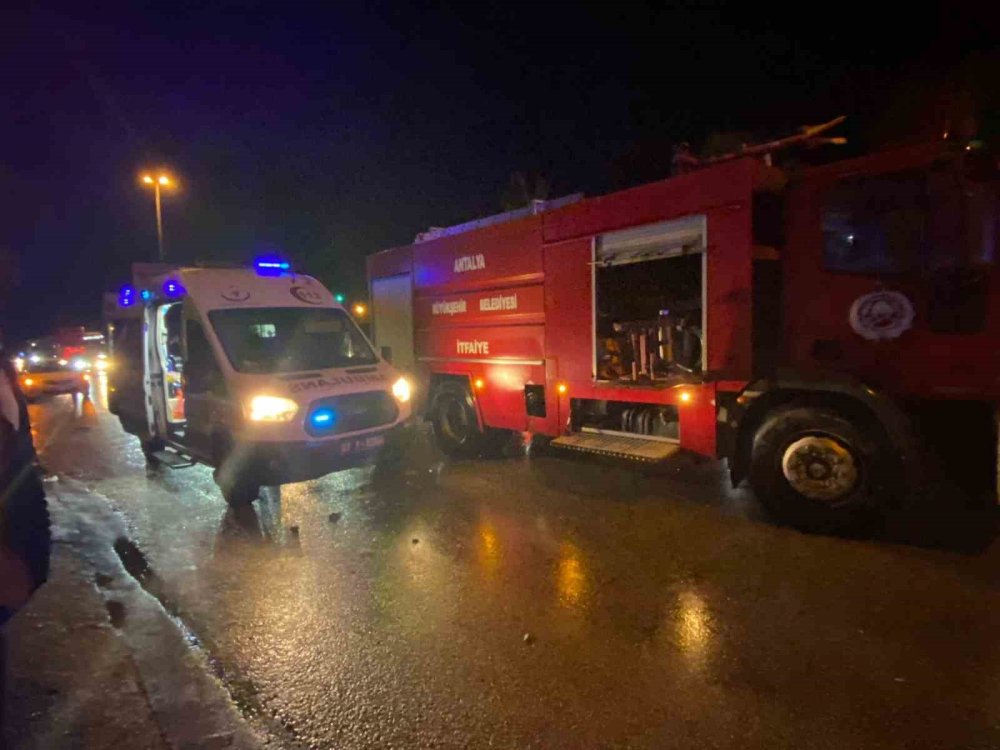 Antalya’da feci kaza: Tur otobüsü ile otomobil çarpıştı: 1 ölü