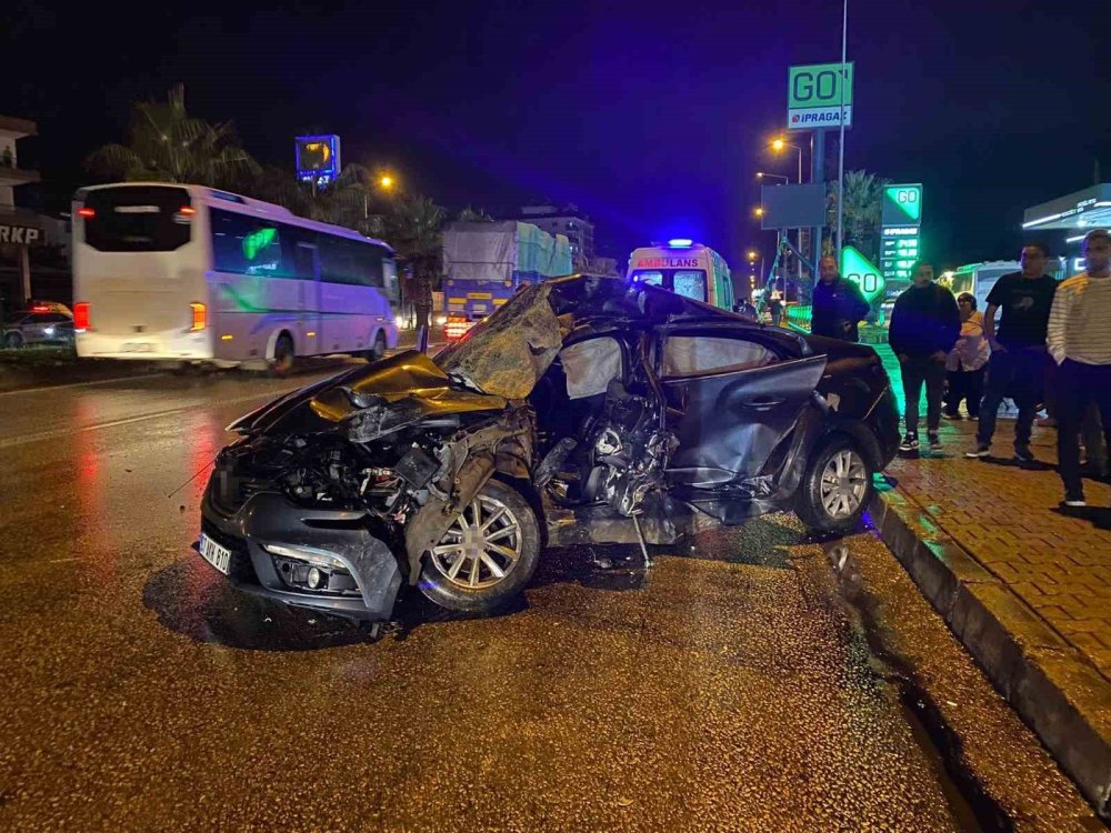 Antalya’da feci kaza: Tur otobüsü ile otomobil çarpıştı: 1 ölü